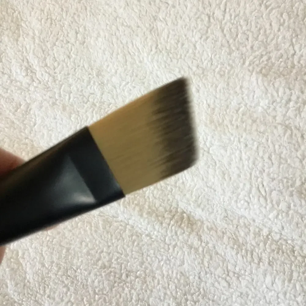 Le Métier de Beauté Flat Angled Foundation Brush